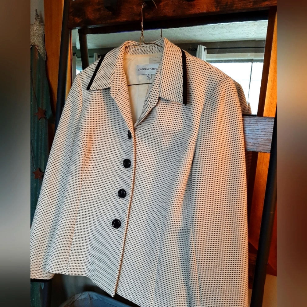 Jones of New York Womens 4 button blazer size 10